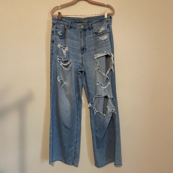 American Eagle Outfitters | Light Wash Ripped Skater Jean 12 Short - Picture 1 of 5
